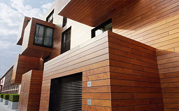 Installation de siding sur bâtiment résidentiel